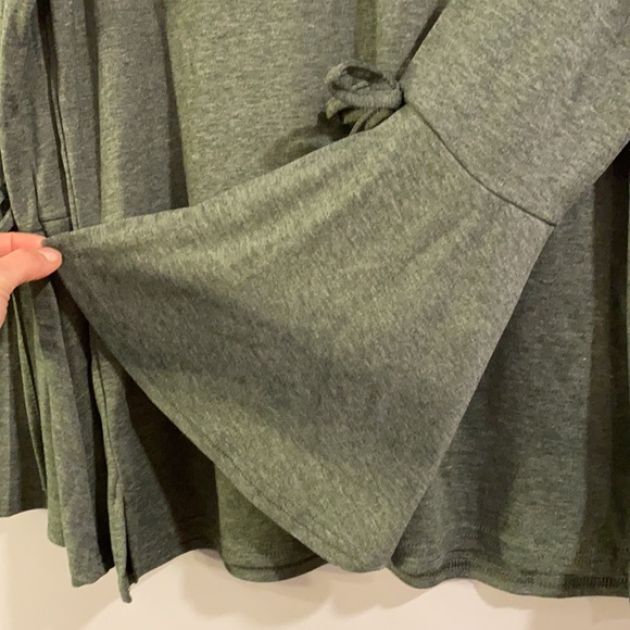 Amaryllis Long Sleeve Tunic w Flare Sleeves NWOT - Picture 4 of 6